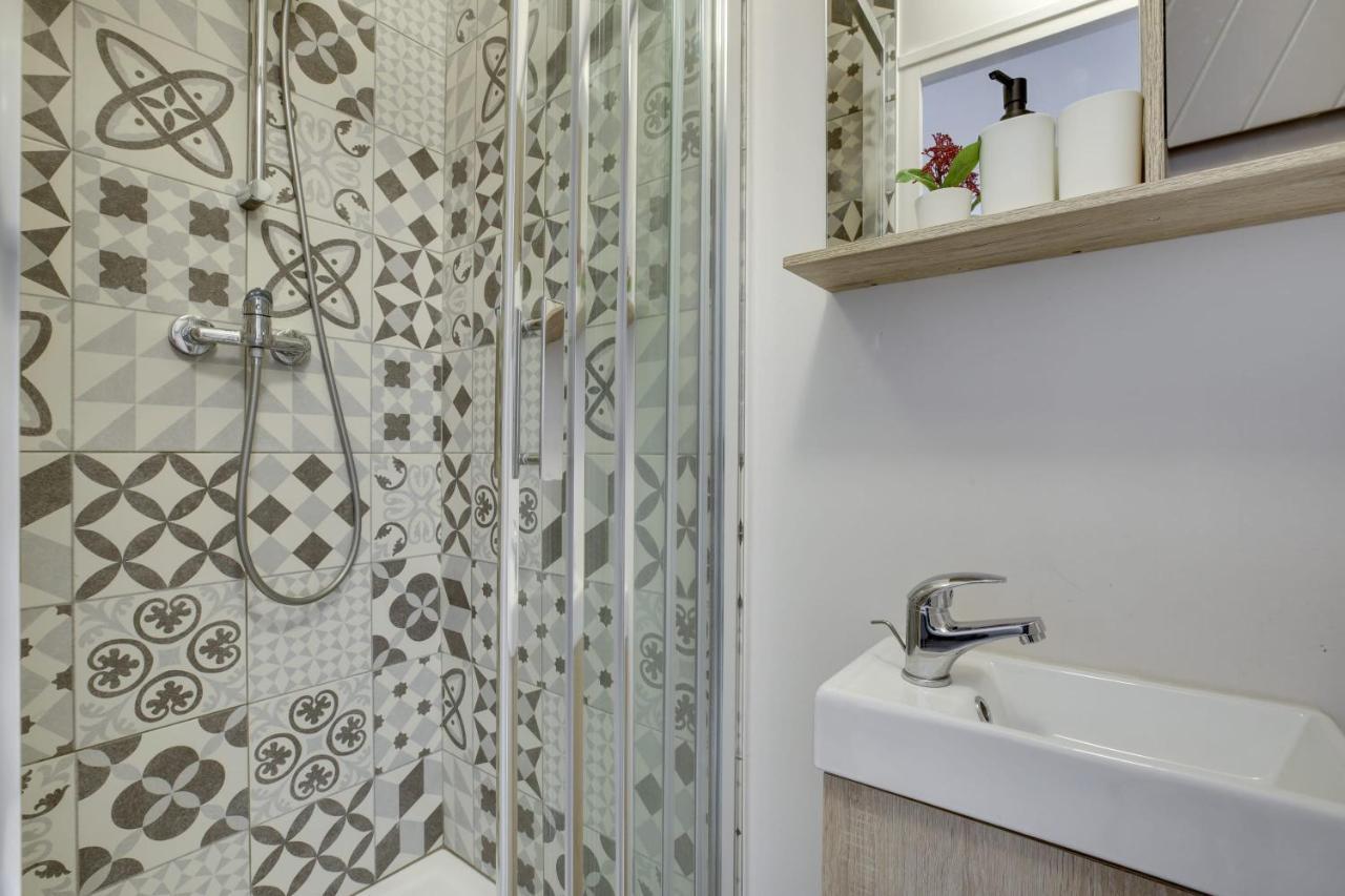 Апартаменты Bright Charming Modern Studio By Dreamy Canal St Martin 10Eme Metro Goncourt Париж Экстерьер фото
